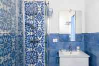 Phòng tắm bên trong Baroque Apartments - Dentrortigia