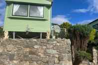 Exterior Stunning Hillside Sea View 2-bed in Barmouth