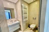 Phòng tắm bên trong NEW Bright and Luxurious 2bds in Rd Malaga B10
