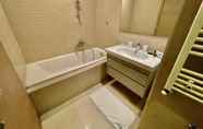 In-room Bathroom 6 NEW Bright and Luxurious 2bds in Rd Malaga B10