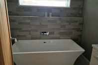 In-room Bathroom Maple 2 Bedroom Luxury Lodge in Mid Wales