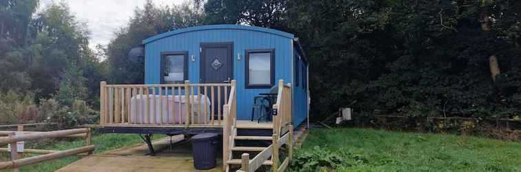 Exterior Large Shepherds Hut - Riverview