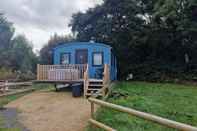 Exterior Large Shepherds Hut - Riverview