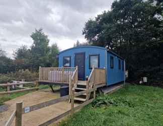 Exterior 2 Large Shepherds Hut - Riverview