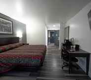 Bedroom 3 Greenwoods Inn & Suites