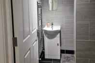 Toilet Kamar Charming 4-bed House in Enfield North London