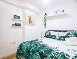 Others 2 Stylish 2 Bedroom Apartment in the Heart of Shepherds Bush