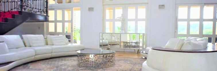 Lobi Beverly Hills Luxury Mansion Right in Sosua