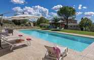 Swimming Pool 3 Villa Le Logge 12 1 in Todi