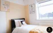 Bedroom 3 Caldecott House - Close to M60 and M62