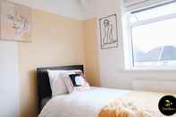 Bedroom Caldecott House - Close to M60 and M62