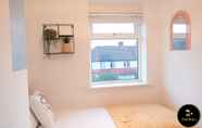 Bedroom 5 Caldecott House - Close to M60 and M62