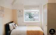 Bedroom 6 Caldecott House - Close to M60 and M62