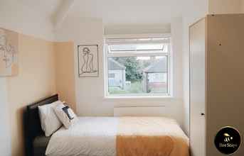 Bedroom 4 Caldecott House - Close to M60 and M62