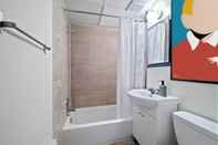 Toilet Kamar Newly Renovate Studio-2 Blocks From Place des Arts