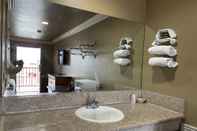 Phòng tắm bên trong Hiland Motel
