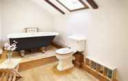 Toilet Kamar 4 Host Stay Tregaer Mill Barn