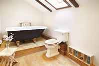 In-room Bathroom Host Stay Tregaer Mill Barn