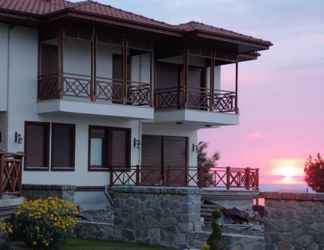 Bangunan 2 Enchanting Villa Near Firtina River With Backyard