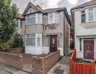 Luar Bangunan 2 Lovely 4-bedroom House Near Romford Station