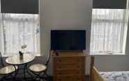 Kamar Tidur 4 Charming 1-bed Studio in Coventry