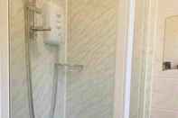 Toilet Kamar Immaculate 6-bed House in Coventry