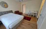 Kamar Tidur 4 Lovely Studio in Town Centre