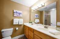 In-room Bathroom Bradley Bungalow Sleeps 11 Sevierville