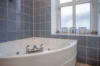 Swimming Pool Connaught House - 2 Bedroom Apartment - Tenby