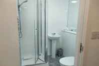 In-room Bathroom Week2Week 1BR City Centre Apartment