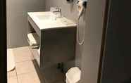 Toilet Kamar 7 HÔTEL LES FRANGINS