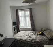 Lainnya 6 Impeccable 2-bed House in Leytonstone East London