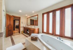 Others 3 Magnificent Golden Bear w Balcony Pool and Private Parking lot E21