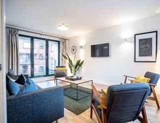 Others 2 4 Bed Modern Home Balcony & Free Parking