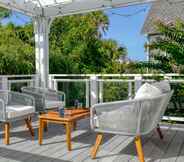 อื่นๆ 7 Hemlock by Avantstay Minutes From Folly Beach w/ Multiple Patios