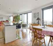 Others 4 Superb Apartment With Terrace Near the River in Putney by Underthedoormat
