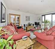 Others 2 Superb Apartment With Terrace Near the River in Putney by Underthedoormat