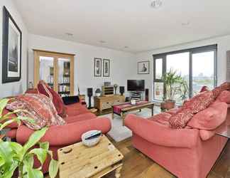 Lainnya 2 Superb Apartment With Terrace Near the River in Putney by Underthedoormat