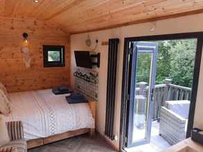 Lainnya 4 Luxury Shepherds Hut With Spa Hot Tub on Anglesey