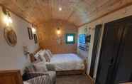 Lainnya 6 Luxury Shepherds Hut With Spa Hot Tub on Anglesey