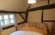 Others 3 Delightful 3 bed Thatched Cottage Near Winchester