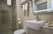 Toilet Kamar 7 VR Queen Street - Hotel & Suites