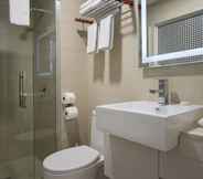 In-room Bathroom 7 VR Queen Street - Hotel & Suites