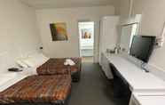 Bedroom 5 Parkside Inn Motel
