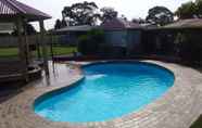 Swimming Pool 4 Werribee Park Motor Inn