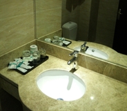 Toilet Kamar 5 Ruijia Hotel Chengdu Airport