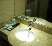 In-room Bathroom 5 Ruijia Hotel Chengdu Airport