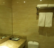 Toilet Kamar 4 Ruijia Hotel Chengdu Airport