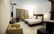 Bilik Tidur 3 Srinivas Saffron Hotel