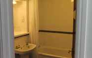 Toilet Kamar 7 Oak Farm Hotel